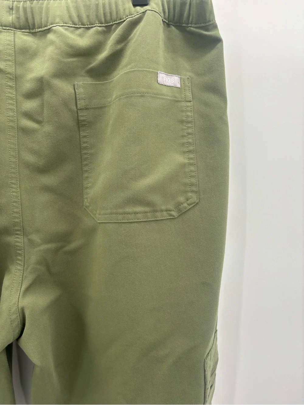 FIGS Technical Collection Cairo Cargo Scrub Pants in Martini Olive Size Large